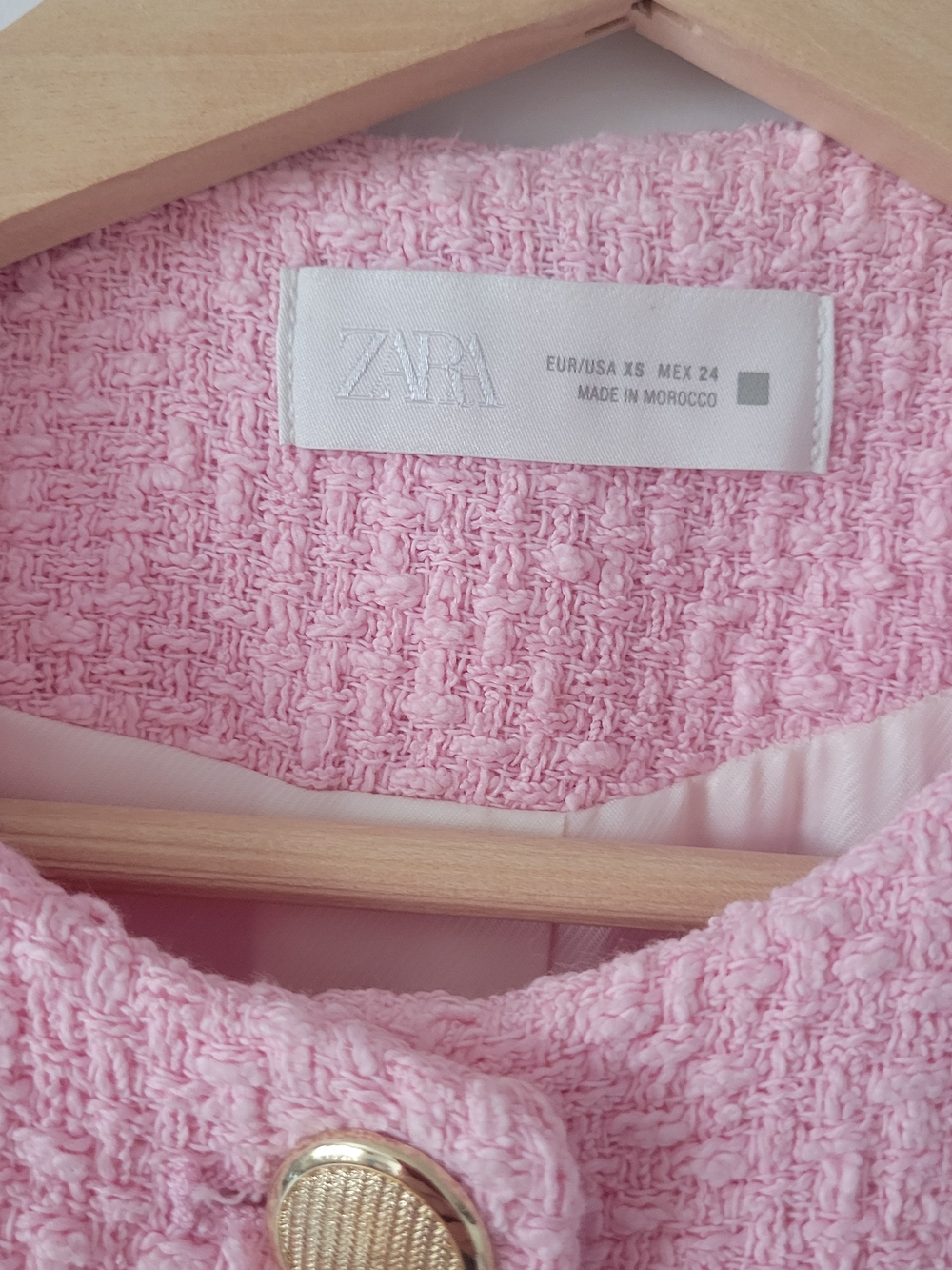 Zara Pink Bouclé Sleeveless Belted Vest with Gold Buttons - Picture 4 of 5